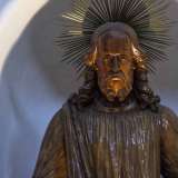 Sul lato destro una statua lignea di Cristo ci osserva con sguardo severo